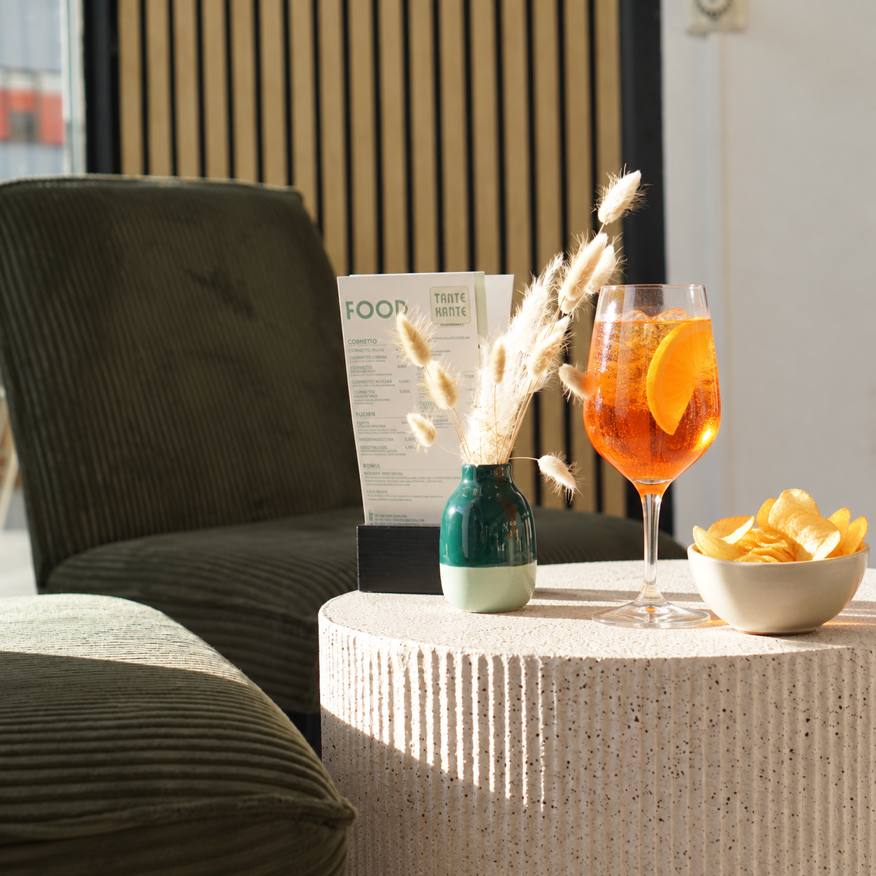 Fotomontage: Spritz und Chips auf unserem Tisch in der Tante Kante